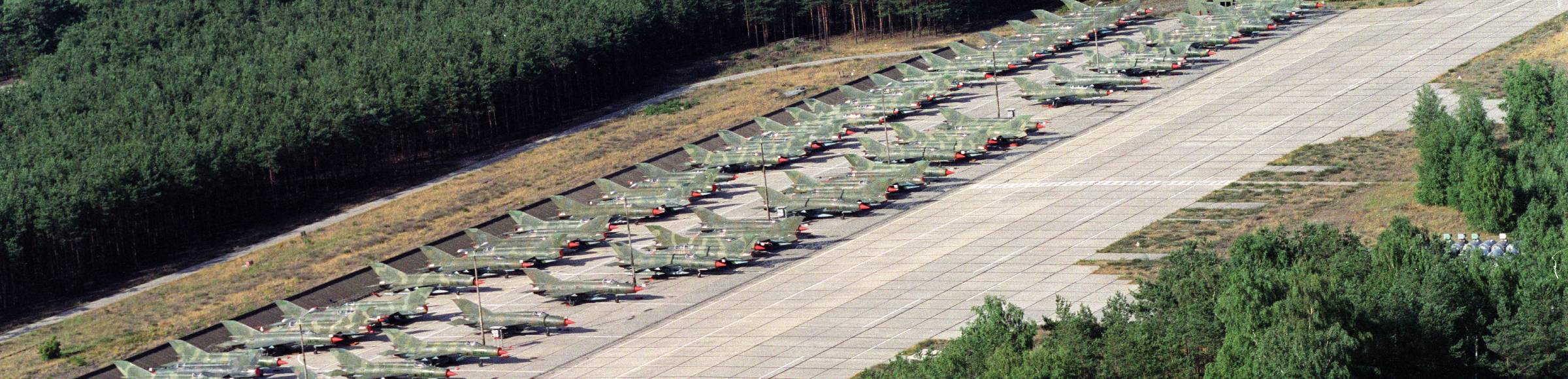 Sammelplatz für MiG-21 auf dem Flugplatz Cottbus-Drewitz
