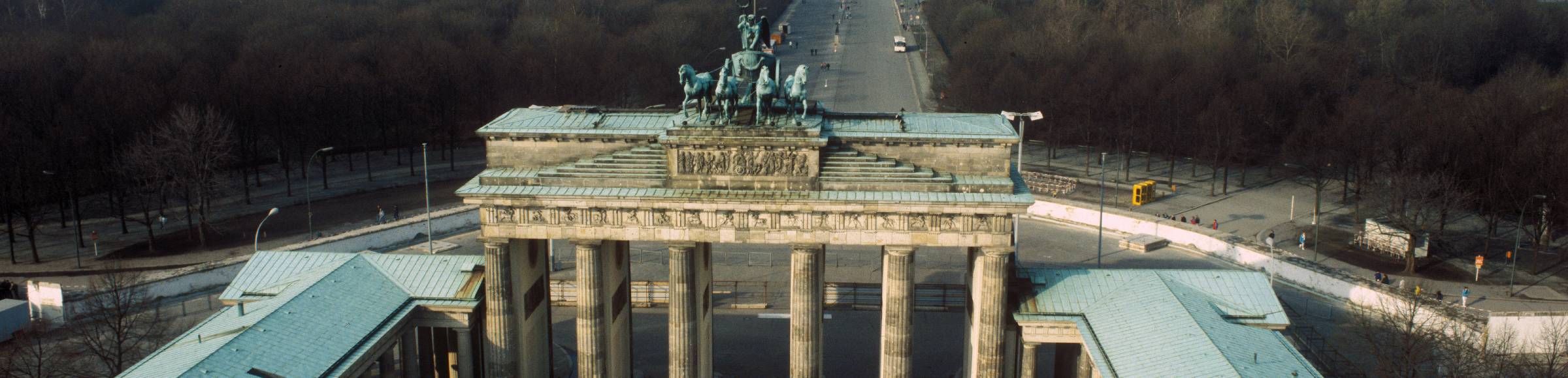 Restaurierungsarbeiten am Brandenburger Tor mit Quadriga und DDR-Fahne