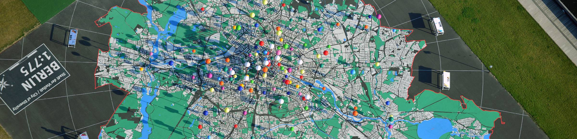 Begehbarer Stadtplan auf der Wiese am Schloßplatz in Berlin - Mitte