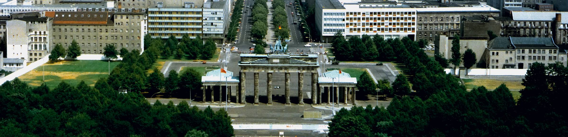 Sehenswürdigkeit und Wahrzeichen Brandenburger Tor am Pariser Platz im Ortsteil Mitte von Berlin