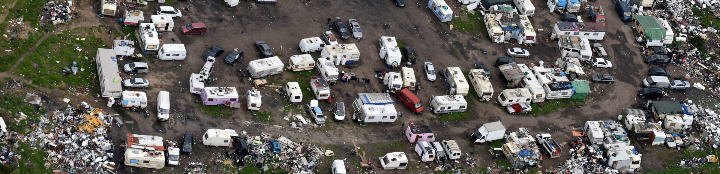 Campingplatz und illegale Mülldeponie- Landschaft mit Wohnwagen als sozialer Brennpunkt und Armenviertel in Pierrelaye in Ile-de-France, Frankreich