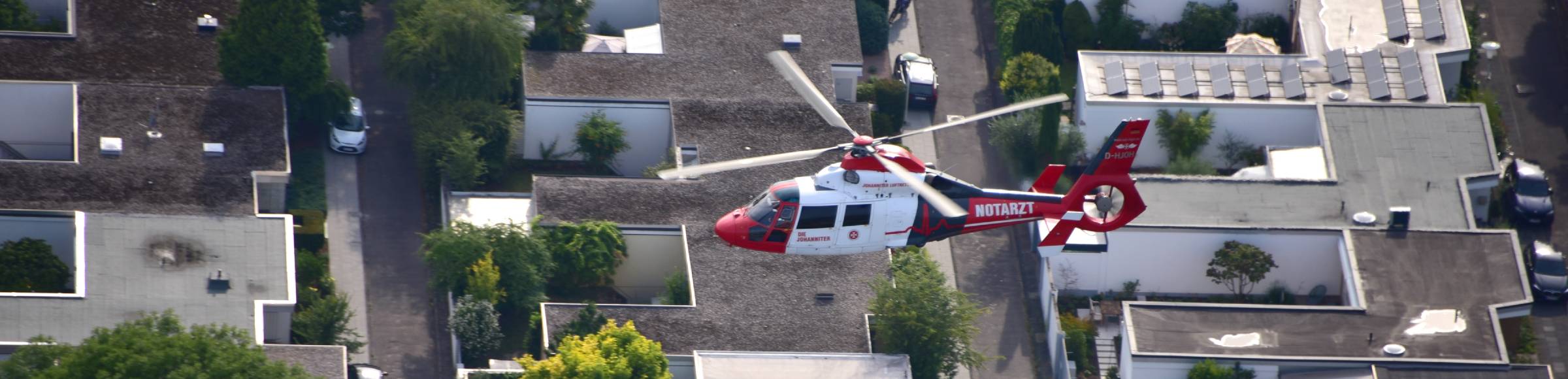 Rettungshubschrauber im Flug in Bonn im Bundesland Nordrhein-Westfalen, Deutschland