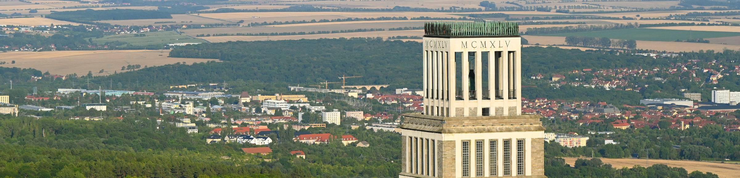 Glockenturm der Nationalen Mahn- und Gedenkstätte der DDR Buchenwald im Ortsteil Ettersberg in Weimar im Bundesland Thüringen, Deutschland