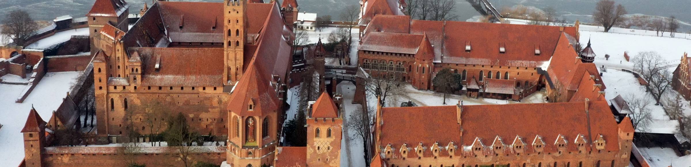 Winterluftbild Festungsanlage der Ordensburg Marienburg in Malbork Marienburg in Pomorskie, Polen im Winter