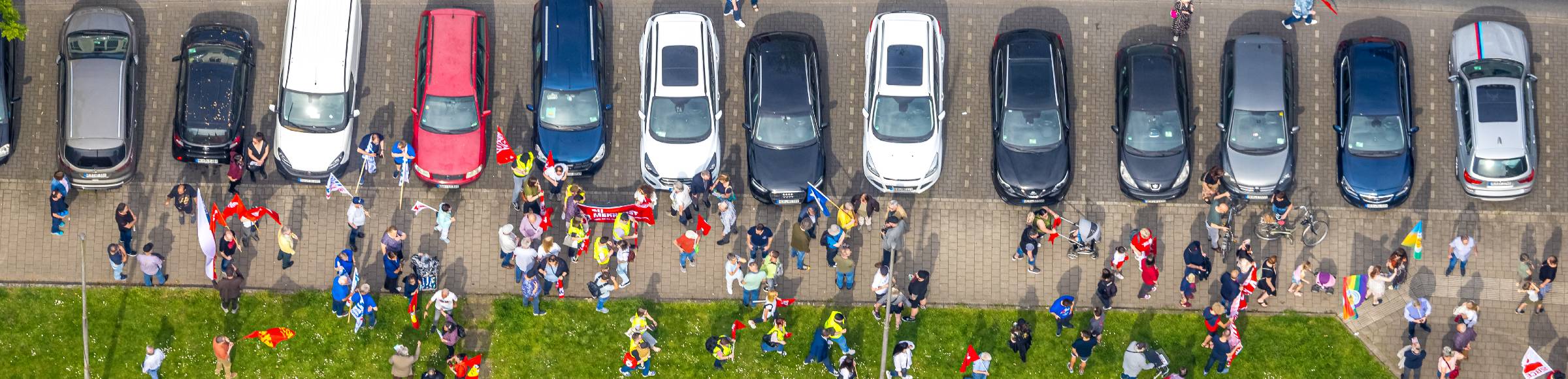 Teilnehmer einer politischen Protest- Demonstration beim Sammeln an ihren Fahrzuegen in Herne im Bundesland Nordrhein-Westfalen, Deutschland