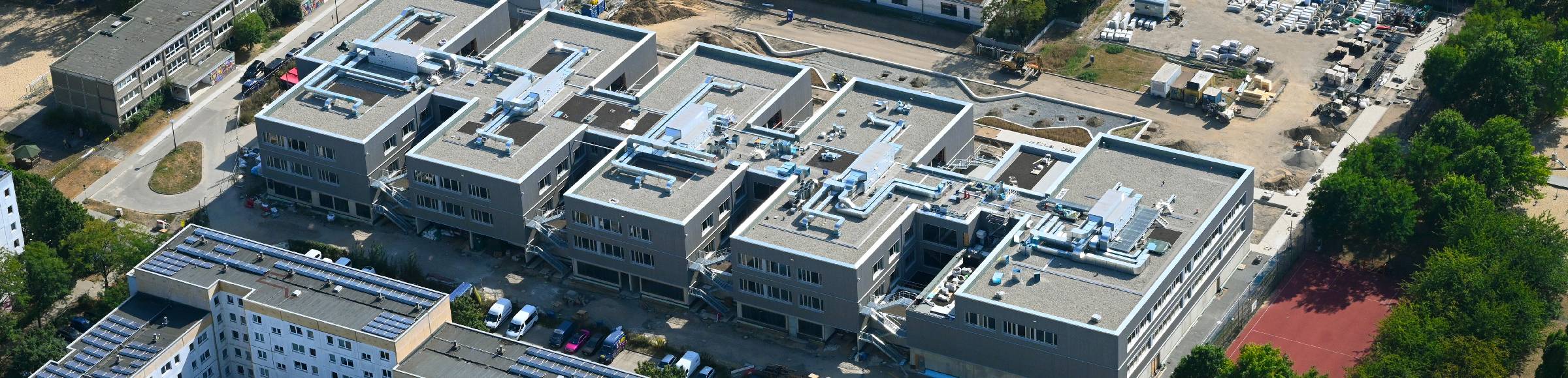 Baustelle zum Neubau des Schulgebaudes Gymnasium mit Sporthalle im Ortsteil Hellersdorf in Berlin, Deutschland