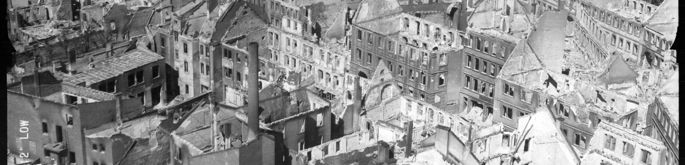 Ruinenreste zerstörter Wohngebiete im Stadtzentrum der historischen Altstadt in Würzburg im Bundesland Bayern, Deutschland